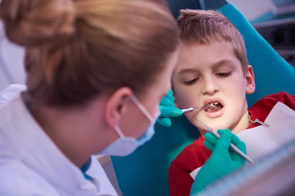 Kleiner Junge in einer Zahnarztpraxis — Stockfoto