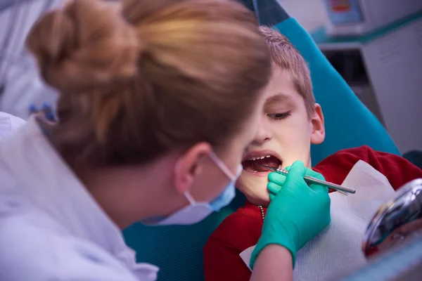 Jeune garçon en chirurgie dentaire — Photo