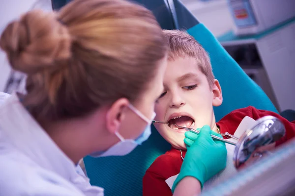 Jonge jongen in een tandheelkundige chirurgie — Stockfoto