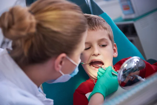 Kleiner Junge in einer Zahnarztpraxis — Stockfoto