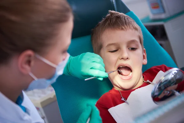 Jeune Garçon Dans Une Chirurgie Dentaire Dents Vérifier — Photo