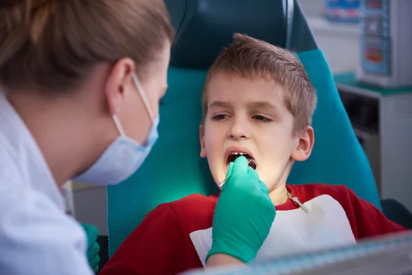 Jovem em uma cirurgia dentária — Fotografia de Stock