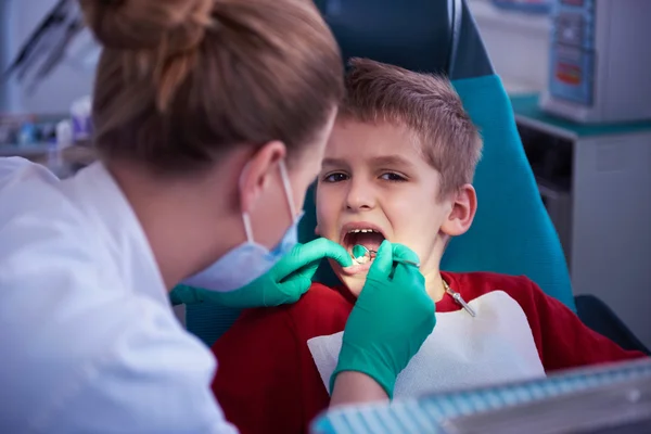 Kleiner Junge in einer Zahnarztpraxis — Stockfoto