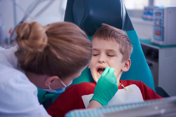 Niño en una cirugía dental — Foto de Stock