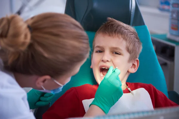 Kleiner Junge in einer Zahnarztpraxis — Stockfoto