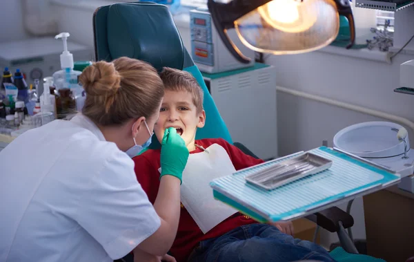 Niño en una cirugía dental — Foto de Stock