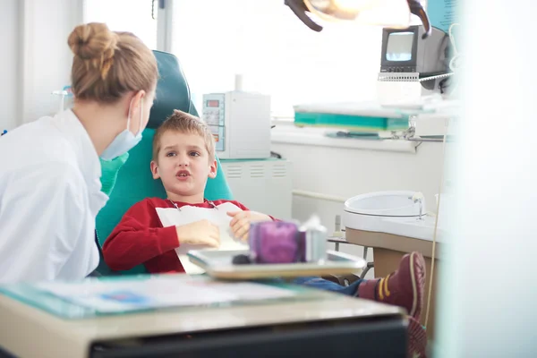 Niño en una cirugía dental — Foto de Stock