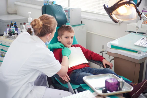 Мальчик в стоматологической хирургии — стоковое фото