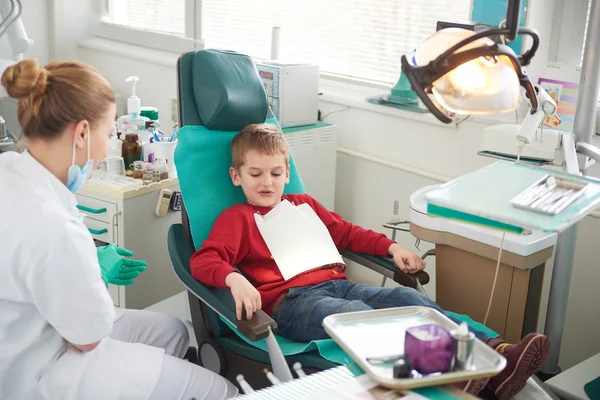 Kleiner Junge in einer Zahnarztpraxis — Stockfoto