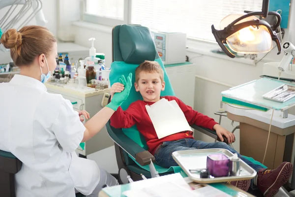 Młody Chłopak Chirurgii Stomatologicznej Zębów Kontroli — Zdjęcie stockowe