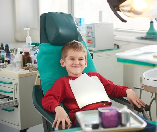 Jonge jongen in een tandheelkundige chirurgie — Stockfoto