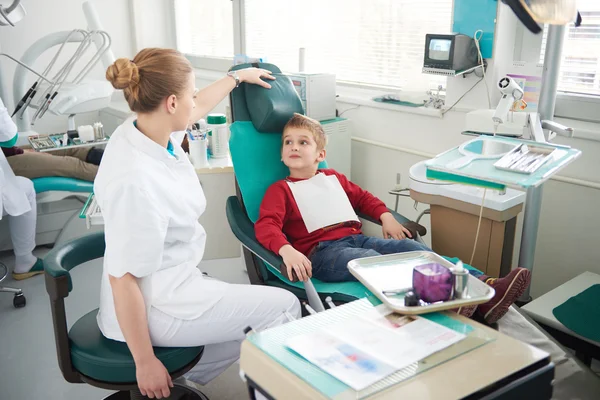 Kleiner Junge in einer Zahnarztpraxis — Stockfoto