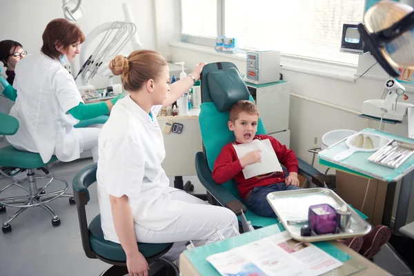 Kleiner Junge Einer Zahnarztpraxis Zähne Überprüfen — Stockfoto