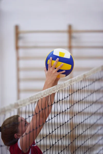 Voleibol mulher chutar bola — Fotografia de Stock