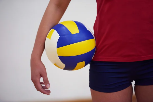 Mujer con pelota de voleibol — Foto de Stock