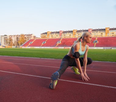 Sportif kadın atletik yarış pisti üzerinde