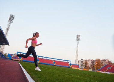 atletik kadın yolda çalışan