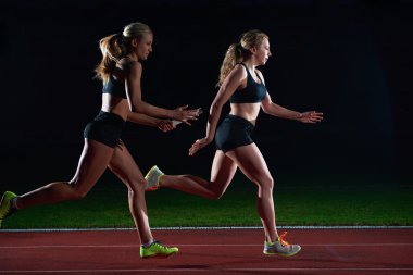 atletik koşucular Baton bayrak yarışı geçen