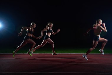 atletik koşucular Baton bayrak yarışı geçen