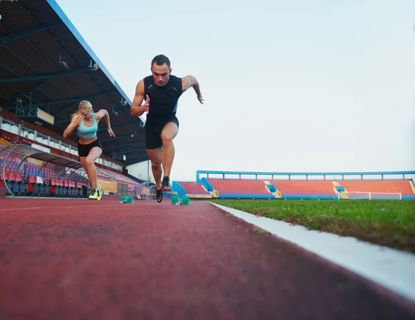 Sprinters verlaten startblokken — Stockfoto