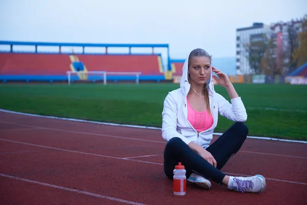 Mujer deportiva en pista de atletismo — Foto de Stock