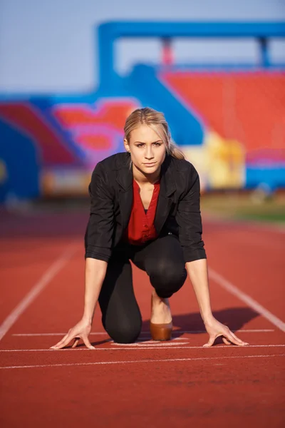 Business woman ready to sprint — Stock Photo, Image