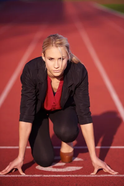 Business woman ready to sprint — Stock Photo, Image