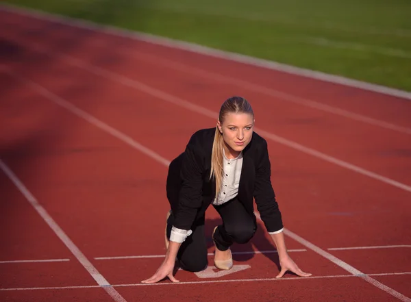 Affärskvinna redo att sprint — Stockfoto