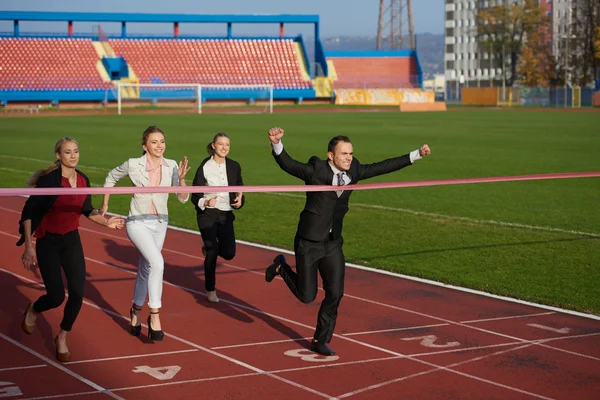 Empresários correndo em pista de corrida — Fotografia de Stock