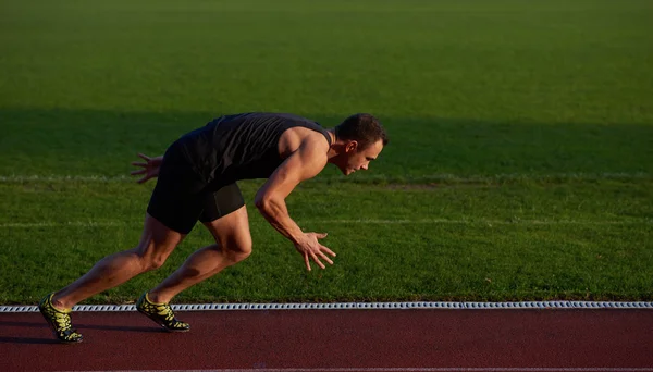 Atletische man start — Stockfoto