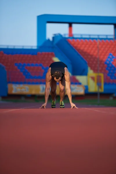 Atletisk mand starter - Stock-foto