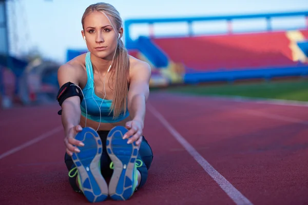 Sportiga kvinnan på athletic racerbana — Stockfoto