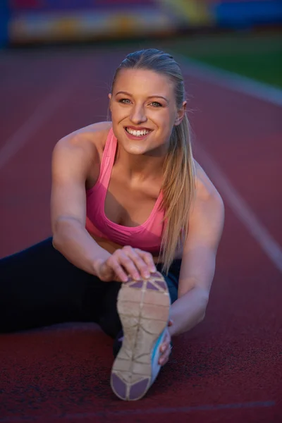 Mujer deportiva en pista de atletismo — Foto de Stock