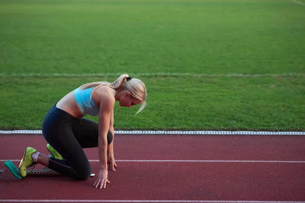 Žena sprinter startovních bloků — Stock fotografie