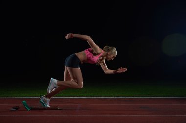 kadın sprinter başlayan blok bırakarak