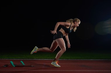 kadın sprinter başlayan blok bırakarak