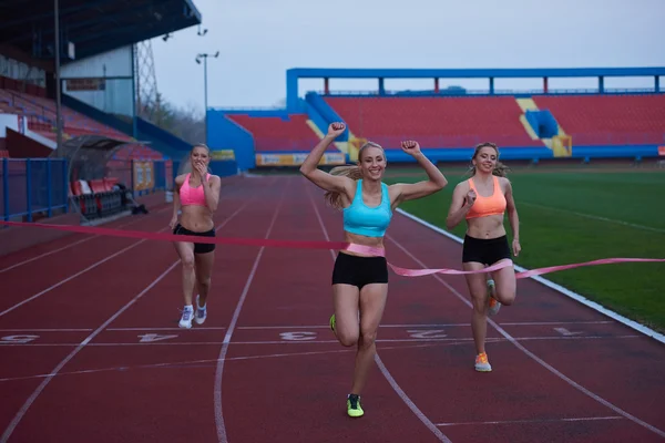 Vrouwelijke lopers afwerking Race samen — Stockfoto