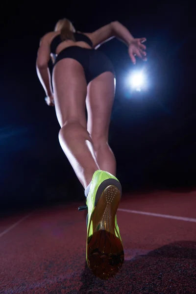 Vrouw sprinter verlaten startblokken — Stockfoto
