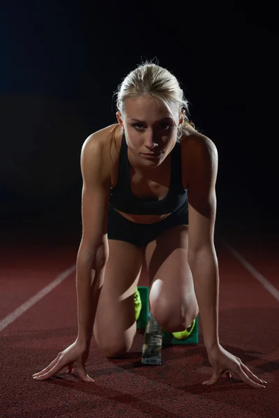 Mujer sprinter dejando bloques de partida —  Fotos de Stock