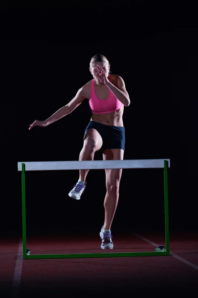 Mujer atleta saltar por encima de un obstáculo —  Fotos de Stock
