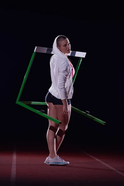 Atlet žena držící překážek — Stock fotografie