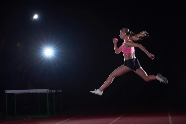 Atletische vrouw uitgevoerd op het goede spoor — Stockfoto