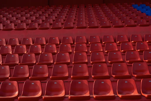 Rote Stühle im Stadion — Stockfoto