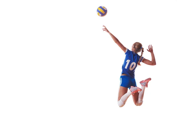 Volleyballerin springt und kickt Ball — Stockfoto