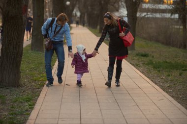 Genç hamile çift açık havada
