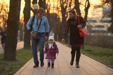 Genç hamile çift açık havada