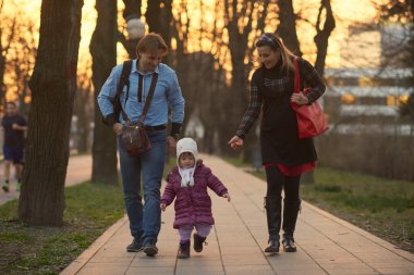 Genç hamile çift açık havada