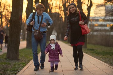 Genç hamile çift açık havada