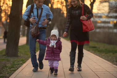 Genç hamile çift açık havada