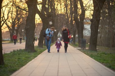 Genç hamile çift açık havada